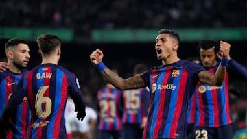 BARCELONA, 05/02/2023.- El delantero brasileño del FC Barcelona Raphinha (d) celebra su gol en el partido de la jornada 20 de LaLiga que FC Barcelona y Sevilla FC disputan hoy domingo en el Camp Nou. EFE/Alejandro García
