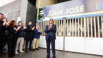 Juan José "Sandokán" junto a la puerta dedicada en su nombre en el Nuevo Mirandilla.