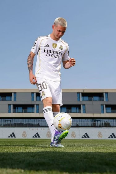 Franco Mastantuono vestido de blanco. 