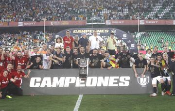 Los jugadores del Valencia celebran su triunfo en la Copa del Rey.