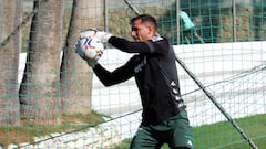 Los posibles 'rivales' de Claudio Bravo en el arco del Betis