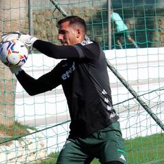Los posibles 'rivales' de Claudio Bravo en el arco del Betis