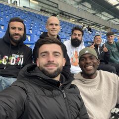 Jugadores del primer equipo apoyan a las Gloriosas