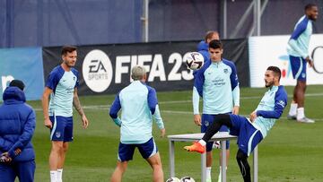 Saúl, Morata, Griezmann y Koke se entrenan, ente la atenta mirada de Simeone.