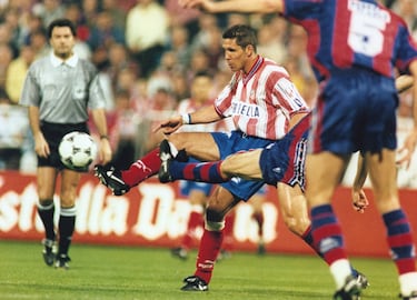 El equipo del doblete está en el corazón de todos los atléticos. En la temporada 1995-96, el equipo rojiblanco, comandado por Radomir Antic, ganó Liga y Copa. Algo histórico. Un equipo plagado de grandes jugadores y dos extranjeros que le dieron mucho al equipo: Pantic y Simeone. Milinko fue el héroe de la final de Copa ante el Barcelona en Zaragoza y un especialista a balón parado. Y Simeone un futbolista muy completo: muy competitivo, con carácter, goleador La línea media del Atlético fue de aúpa: Caminero, Vizcaíno, Pantic y Simeone. El Cholo fue un ídolo para los seguidores rojiblancos. Jugó 172 partidos con 30 goles. En total, jugó cinco años de rojiblanco dividido en dos etapas. Posteriormente ha encumbrado al Atlético, esta vez desde el banquillo. Una figura dentro y fuera del terreno de juego.