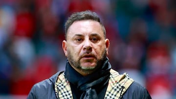 MEX8723. TOLUCA (MÉXICO), 26/07/2025.- El entrenador de Toluca Antonio Mohamed dirige este sábado, durante un partido de la Liga MX entre Toluca y Tigres en el estadio Nemesio Diez en Toluca (México). EFE/ Felipe Gutiérrez