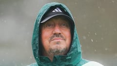 El técnico del Celta, Rafa Benítez, bajo la lluvia durante un entrenamiento.