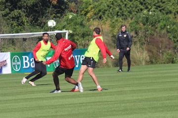 El Bayer Leverkusen entrena en el campo deportivo del Omni Resort. 