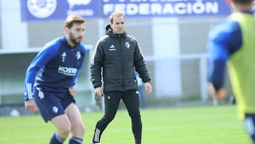 Arrasate dirige un entrenamiento en Tajonar.