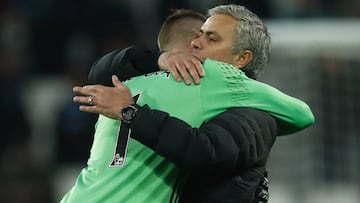 Jos&eacute; Mourinho y David De Gea, tras un partido del Manchester United.