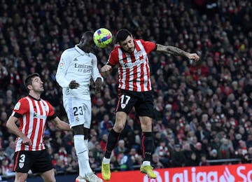 YUri Berchiche trata de impedir el despeje con la cabeza de Ferland Mendy.