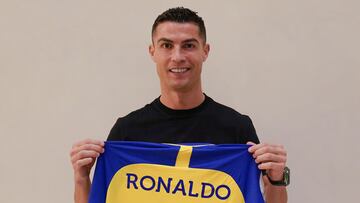 Cristiano Ronaldo posa con la camiseta del Al Nassr.