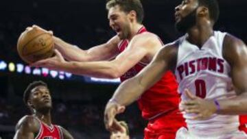 Pau Gasol captura un rebote ante Andre Drummond.