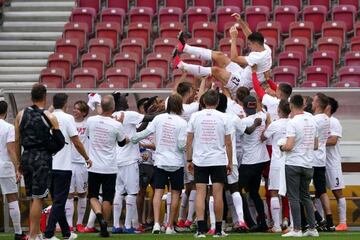 La plantilla del Stuttgart celebra el ascenso