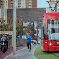 El desafío de Óscar Husillos frente a un tranvía en Valencia