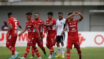 Los jugadores de Nublense, izquierda derecha centro, celebran su gol contra Colo Colo durante el partido de primera division disputado en el estadio Nelson Oyarzun de Chillan, Chile.
06/11/2022