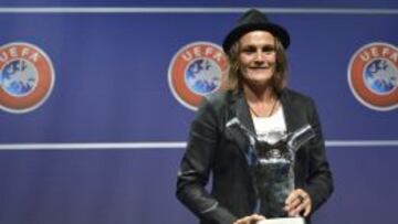 La portera alemana de fúbol Nadine Angerer posa con el premio a la mejor jugadora del Campeonato de Europa Femenino de la UEFA 2012-2013.