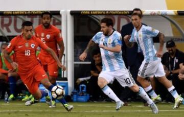 Lionel Messi es perseguido por Gonzalo Jara.