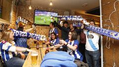 Aficionados del Deportivo siguiendo un partido de su equipo en bar.