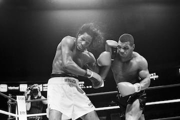 Mike Tyson fue un talento precoz del boxeo. Con 20 años, consiguió su 21ª victoria en las mismas peleas, 19 por KO. En la imagen, el pelo de Mitch Green se sale volando cuando Mike Tyson lo golpea con un puñetazo durante su pelea del 20 de mayo de 1986. Tyson ganó la pelea por decisión unánime.