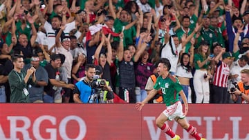 Hirving Lozano festeja su gol en contra de Perú.