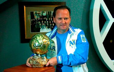 Nació en Odesa, ciudad ucraniana pero que en ese momento pertenecía a la URSS. Recibió el trofeo en 1986, tras una gran campaña con el Dinamo de Kiev en la cual ganó la Recopa de Europa (siendo el máximo goleador) y la liga de la Unión Soviética. Fuera de su país solo jugó en Alemania con el Borussia Mönchengladbach y Eintracht Braunschweig. Con la selección, compitió en la Copa del Mundo de 1986 y Eurocopa de 1988, quedando eliminado en octavos y en la final de forma respectiva. Después de anotar 114 goles en 388 encuentros, el delantero se retiró del fútbol.