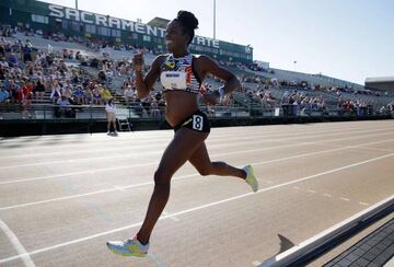 Alysia Montaño, embarazada de cuatro meses, compite en su serie de 800 metros.