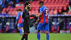 Mohamed Salah cambia su camiseta con Patrick van Aanholt.