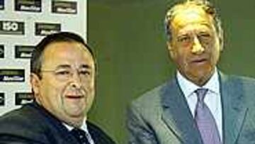 El técnico malaguista Joaquín Peiró saluda al presidente del Málaga Serafín Roldán. (EFE)