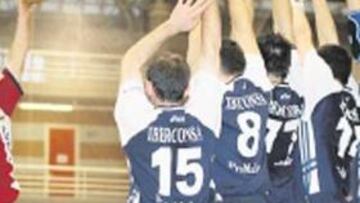 <b>IMPOSIBLE. </b>Paco López intenta superar el muro del Cangas.