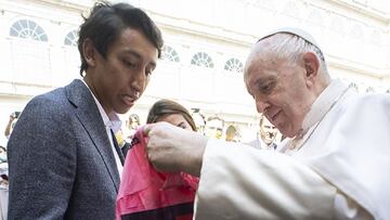Egan Bernal, corredor del Ineos, visitó al Papa Francisco en el Vaticano. El colombiano le regaló la maglia rosa y una bicicleta con la bandera de Argentina