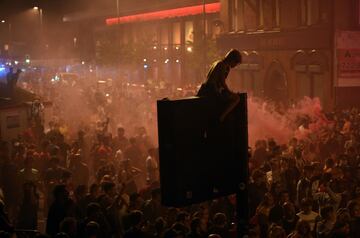 Seguidores del Liverpool celebran por las calles de la ciudad la primera liga de su equipo en 30 años.