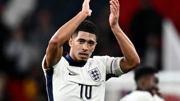 Jude Bellingham, jugador de la Selección inglesa, aplaude a los aficionados tras la victoria ante la República de Irlanda.