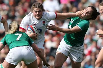 Inglaterra pas¨® por encima de Irlanda en Torneo Seis Naciones femenino de rugby al imponerse a su rival por 69-0. En la imagen. Maud Muir (centro) trata de evitar el placaje de Katie O?Dwyer (derecha) durante el partido que tuvo lugar entre ambas selecciones en el Mattioli Woods Welford Road, en leicester (Inglaterra).