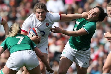 Inglaterra pasó por encima de Irlanda en Torneo Seis Naciones femenino de rugby al imponerse a su rival  por 69-0. En la imagen. Maud Muir (centro) trata de evitar el placaje de Katie O´Dwyer (derecha) durante el partido que tuvo lugar entre ambas selecciones en el Mattioli Woods Welford Road, en leicester (Inglaterra).