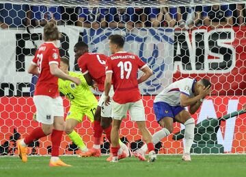 Minuto 84. Kylian Mbapp¨¦ intenta rematar de cabeza y termina d¨¢ndose un golpe con el hombro de Kevin Danso.