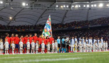Alineación de ambos equipos antes de comenzar el partido.
