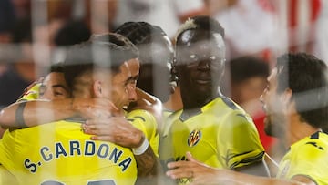SEVILLA, 23/08/2024.- Los jugadores del Villarreal celebran el segundo gol, durante el partido de LaLiga que Sevilla FC y Villarreal CF han disputado este viernes en el estadio Ramón Sánchez-Pizjuán. EFE/José Manuel Vidal