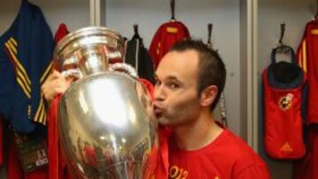 Andrés Iniesta besa la Eurocopa 2012 en el vestuario del Olímpico de Kiev tras ganar a Italia en la final (4-0)