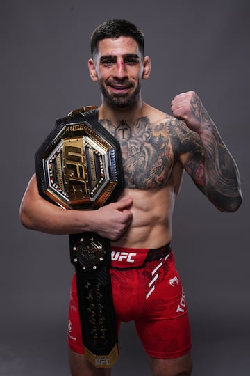 Fotografías oficiales de la UFC con Ilia Topuria posando con el cinturón de campeón.