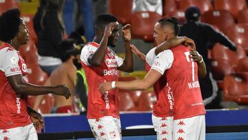 BOGOTÁ - COLOMBIA, 30-04-2022: Independiente Santa Fe y Jaguares de Córdoba en partido por la fecha 18 como parte de la Liga BetPlay DIMAYOR I 2022 jugado en el estadio Nemesio Camacho El Campín de la ciudad de Bogotá. / Independiente Santa Fe and Jaguares de Cordoba  in match for the date 18 as part of BetPlay DIMAYOR League I 2022 played at Nemesio Camacho El Campin stadium in Bogota.Photo: VizzorImage / Felipe Caicedo / Staff