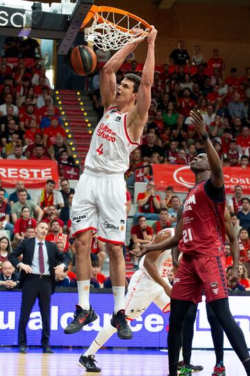 El ala-pivot de Valencia Jaime Pradilla machaca el aro ante el pívot senegalés Moussa Diagne, del UCAM Murcia.