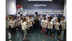 Cuadrado pone a bailar 'salsa choke' a niños italianos