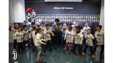 Cuadrado en un evento navideño de la juventus con niños