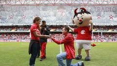 Estrella de la NBA posa con playera del Toluca