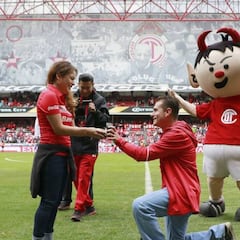Aficionado de Toluca pide matrimonio en el estadio