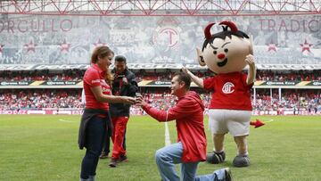 Aficionado de Toluca pide matrimonio en el estadio