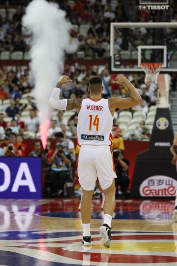 Willy Hernangomez celebrando durante el último cuarto.