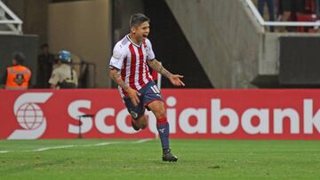 Javier Eduardo López celebra su gol con Chivas en la Liga de Campeones de Concacaf