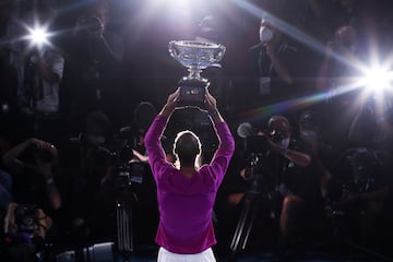 Rafael Nadal levanta el Abierto de Australia 2022 tras vencer en la final al ruso Daniil Medvedev por 2-6, 6-7, 6-4, 6-4 y 7-5.